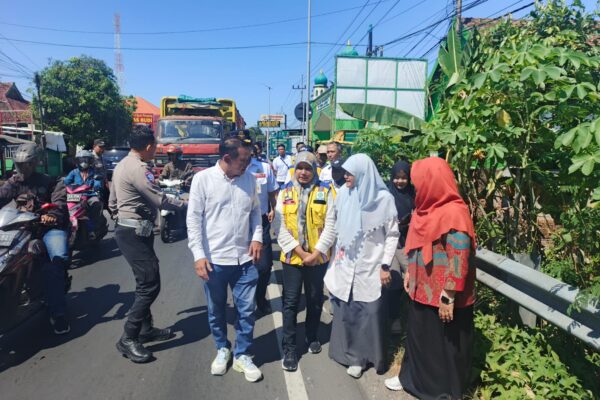 DPR RI Dari FPKS Tinjau Langsung Pembongkaran Separator Jalan Depan SPN Mojokerto