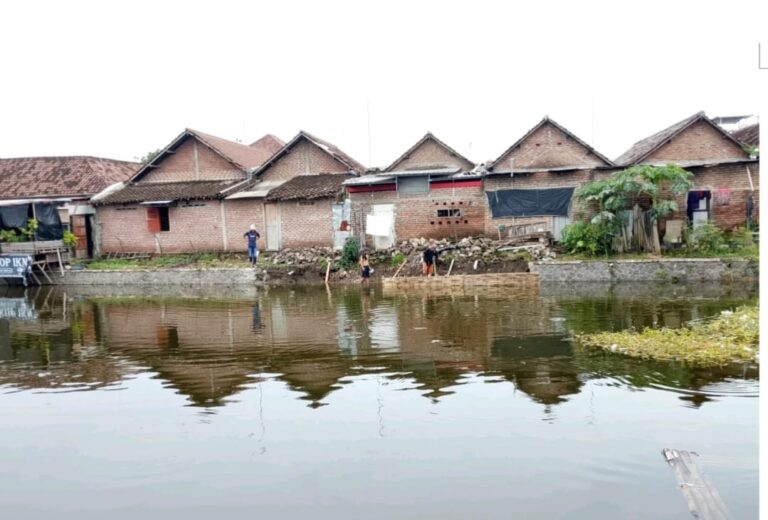 Respon Cepat Pemkot Mojokerto, Benahi Tanggul Ambrol, Atas Laporan Warga