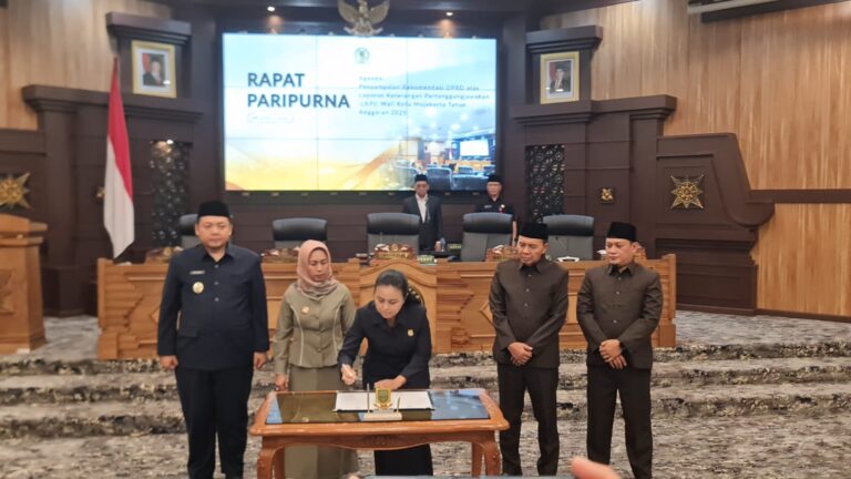 Rapat Paripurna DPRD Kota Mojokerto Sampaikan 18 Rekomendasi LKPJ Walikota Mojokerto Tekankan Peningkatan PAD