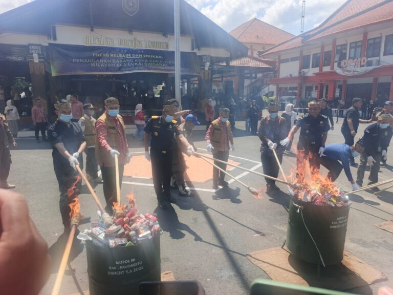 Bupati Mojokerto bersama Kepala Bea Cukai Sidoarjo Musnahkan 11 Juta Batang rokok Ilegal