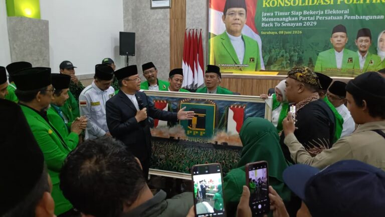 PPP Bertekat  Balik ke Senayan 2029, Ketum Mardiono Dapat Kenang kenangan Lukisan Karya Jurnalis Mojokerto. 