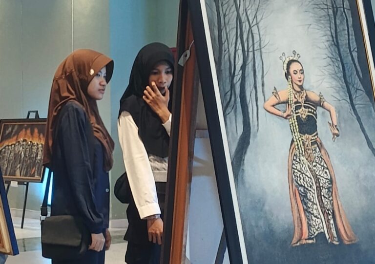 Media Center Mojokerto ” Mandegani” Dari Lensa ke Kanvas, Pameran Lukisan dan Fotografi Hasil Karya Jurnalis
