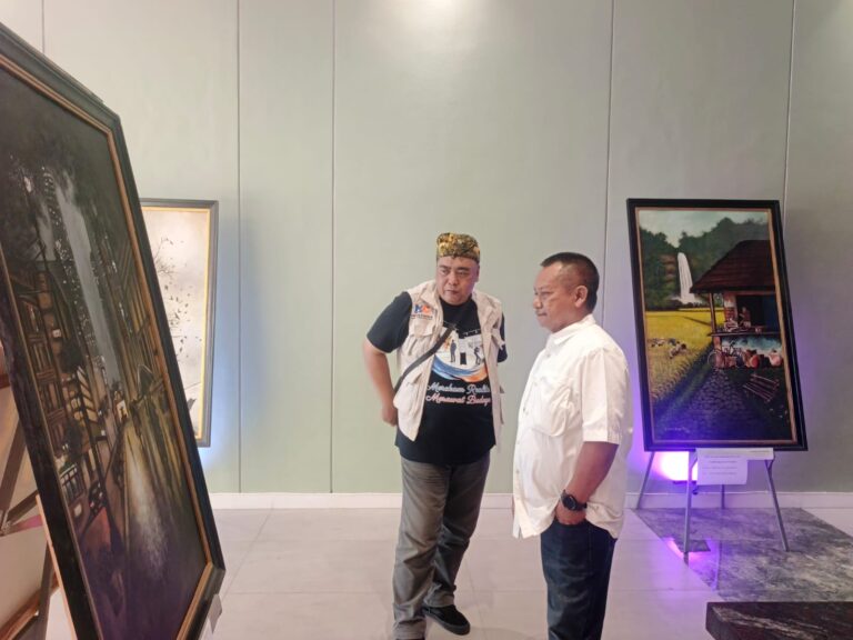 Dua Kepala Daerah dan Wakilnya Kompak Buka Pameran Lukisan dan Foto Media Center . Tiga Karya langsung Sould Out