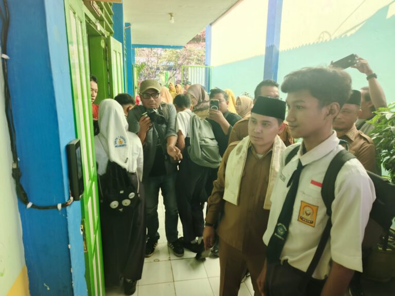 Moment Tahun Ajaran Baru Dimulai, Gus Bupati Albarra Lounching Absensi Digital Bagi Pelajar