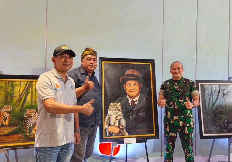 Lukisan Prabowo Menggendong Kucing Karya Diak Eko Dikoleksi Danrem 082 CPYJ