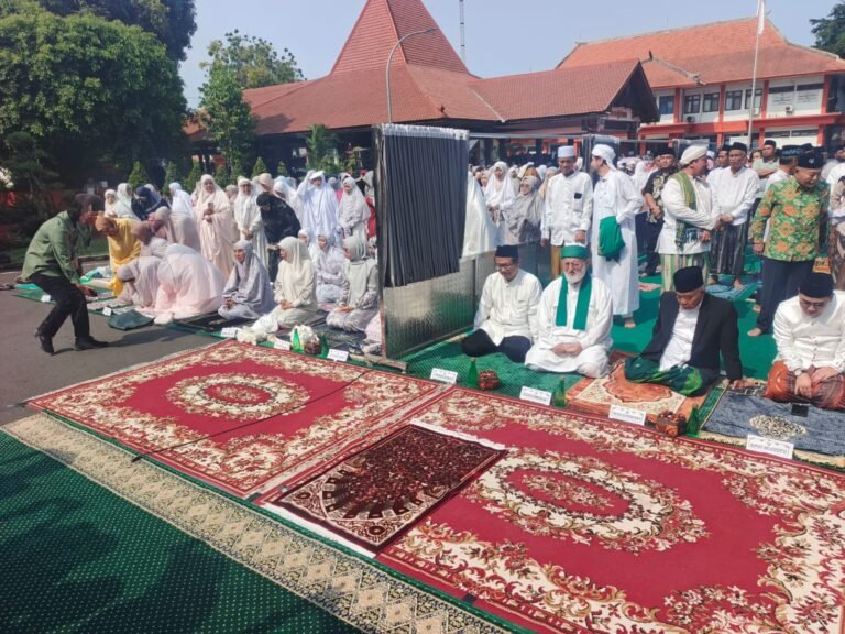 Hadapi Kemarau Panjang, Gubenur Jatim dan Bupati Mojokerto Gelar Salat Istisqa. 