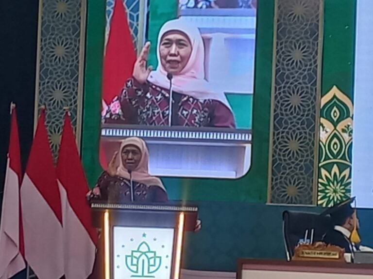 Khofifah Hadiri Wisuda UAC ke-VII di Pacet, Dorong Alumni Amalkan Ilmu untuk Masyarakat
