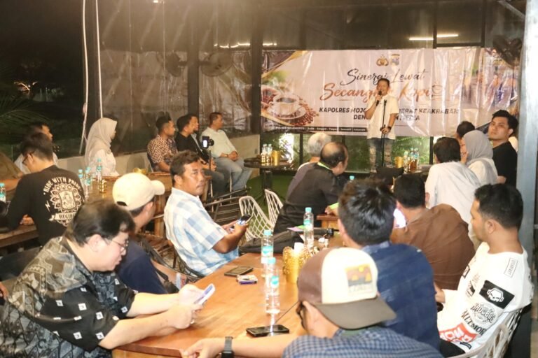 ‎Jalin Keakraban dan Sinergitas, Kapolres Mojokerto Ngopi Bareng Dengan Insan Pers